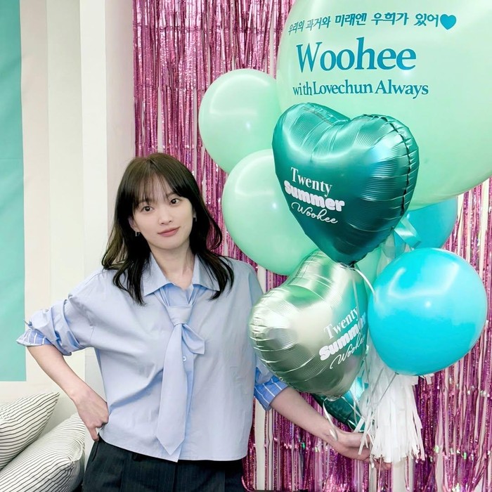 Tetap cute dengan kemeja biru muda dengan detail dasi di bagian depan, ia juga memadukannya dengan wide pants beraksen stripe yang membuat look-nya kali ini terlihat fresh/ Foto: Instagram.com/thousand_wooo