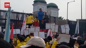 VIDEO: Ratusan Mahasiswa Jabodetabek Demo Tagih Tuntutan 17+8 di DPR