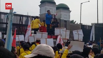 VIDEO: Ratusan Mahasiswa Jabodetabek Demo Tagih Tuntutan 17+8 di DPR