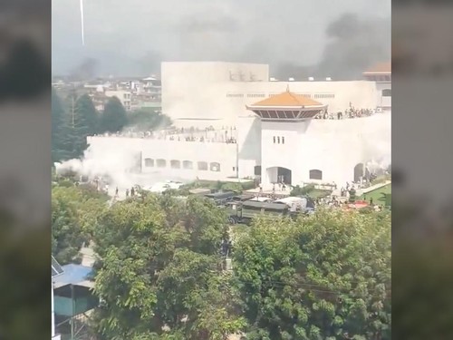 VIDEO: Detik-detik Demo Nepal Rusuh, Rumah PM-Gedung Parlemen Dibakar