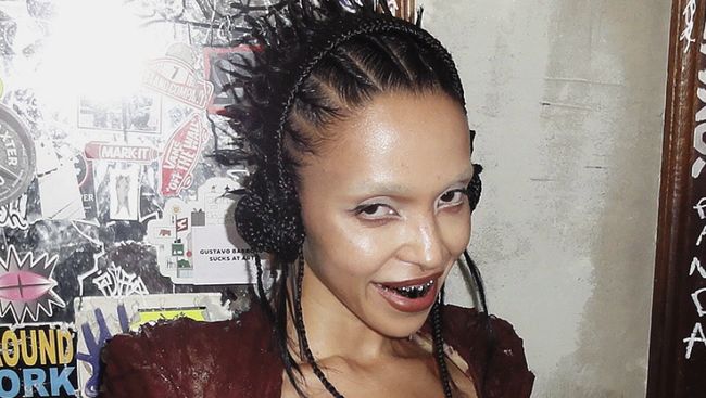 Lirik Lagu Tears In The Club - FKA Twigs feat. The Weeknd