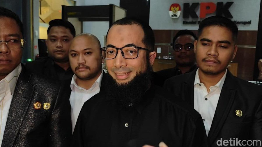 Ustaz Khalid Basalamah diperiksa sebagai saksi oleh KPK sekitar 7,5 jam terkait kasus dugaan korupsi kuota haji tahun 2024. (Adrial/detikcom) Ustaz Khalid Basalamah diperiksa sebagai saksi oleh KPK sekitar 7,5 jam terkait kasus dugaan korupsi kuota haji tahun 2024. (Adrial/detikcom)