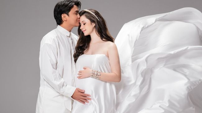 Istri Billy Syahputra Melahirkan Anak Lelaki dengan Bahagia
