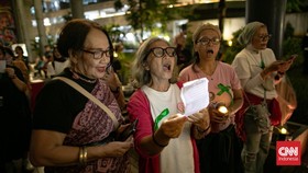 FOTO: Aksi Damai Aliansi Ibu Indonesia Desak Aparat Bebaskan Pelajar