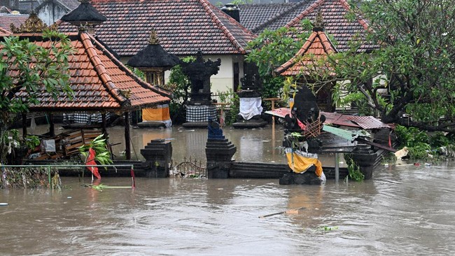 Hujan sejak pagi pada Kamis ini membuat sejumlah titik dan jalanan di Denpasar tergenang air alias banjir.