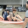 FOTO: Momen Evakuasi Wisatawan Asing Terjebak Banjir Bali