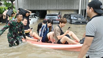 FOTO: Momen Evakuasi Wisatawan Asing Terjebak Banjir Bali