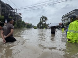 Simpang Dewa Ruci Kuta Banjir, Wisatawan Dievakuasi Naik Perahu Karet