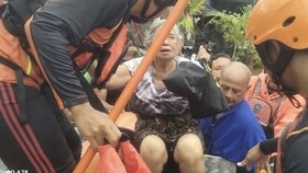 Banjir di Mana-mana, Petugas Kesulitan Evakuasi Warga di Denpasar Bali