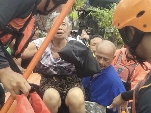 Banjir di Mana-mana, Petugas Kesulitan Evakuasi Warga di Denpasar Bali