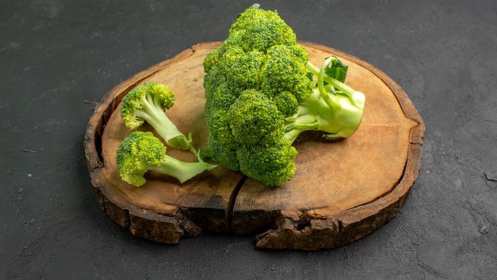 Brokoli jadi salah satu sayuran yang sehat dimakan mentah. Brokoli bermanfaat untuk melawan kanker/Foto: freepik.com/KamranAydinov