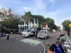 Buruh Demo Tuntut Upah Layak di Patung Kuda, Jalan Arah Gambir Ditutup