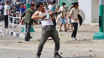 FOTO: Demo Brutal di Nepal, Pedemo Rampas Senjata Aparat