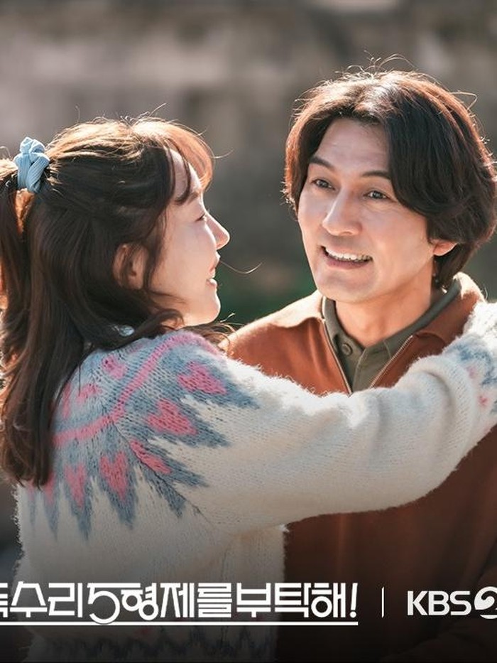 For Eagle Brothers merupakan tipe family K-Drama yang dirilis perdana pada Februari 2025. Drama Korea ini menceritakan tentang Ma Gwang Sook (Uhm Ji Won) yang bekerja sebagai kepala bagian di kantor pos Shiwan. Ia kemudian menikah dengan CEO dari Eagle Brewery, Oh Jang Soo.