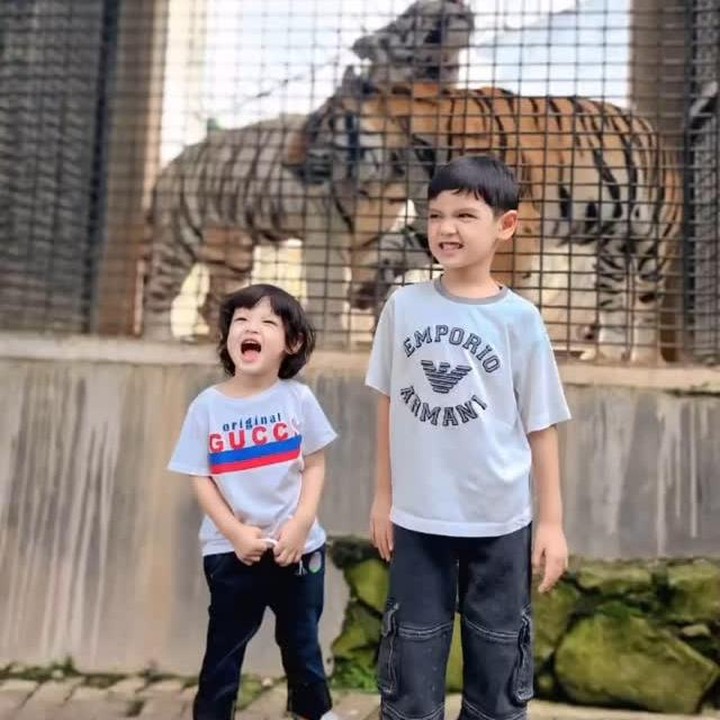 <p>Shaquille dan Jourell terlihat begitu lincah dan ekspresif saat diajak jalan-jalan ke kebun binatang. Kakak-adik ini selalu tampil akur dan serasi, membuat siapa saja yang melihatnya ikut gemas, Bunda. (Foto: Instagram @cutmeyriska)</p>