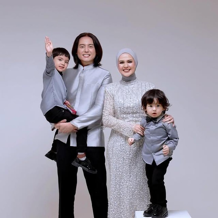 <p>Momen manis keluarga ini pun selalu diabadikan lewat foto-foto, termasuk <em>photoshoot</em> yang sering dibagikan Cut Meyriska di media sosial. Bahkan, banyak netizen yang bilang kalau anak Cut Meyriska ini mirip orang Korea. &ldquo;Korea banget siii, Masya Allah,&rdquo; tulis <em>@pan****</em>. Ada yang berkomentar, &ldquo;Siapa yang campurin gen Korea ke anak mereka,&rdquo; kata <em>@tia****</em>. Bahkan ada juga yang memuji, &ldquo;Bibit unggul semuaa,&rdquo; tulis <em>@jil****</em>. (Foto: Instagram @cutmeyriska)</p>