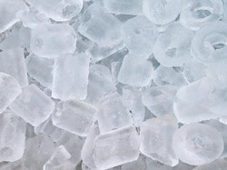Begini Cara Bedakan Es Batu dari Air Mentah dan Matang, Yuk Disimak!