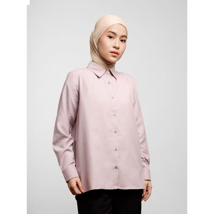 Nyaman digunakan, Everyday Shirt dari THENBLANK terbuat dari bahan katun yang sangat lembut dan tidah mudah kusut. Cocok banget buat kamu yang aktif berkegiatan sehari-hari.