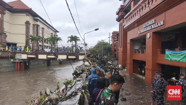 Banjir besar melanda Bali. 14 warga meninggal dan ribuan mengungsi. Pemerintah menetapkan tanggap darurat. Krisis lingkungan di Pulau Dewata pun jadi sorotan.