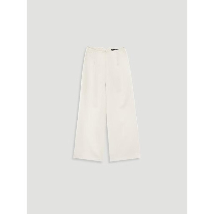 Hip Culotte dari THENBLANK memiliki potongan lebar yang memberi kesan jenjang saat dikenakan. Menariknya, celana ini terbuat dari no wrinkle cotton, sehingga tidak kaku, jatuh sempurna, dan juga travel friendly karena tidak mudah kusut dan ironless.