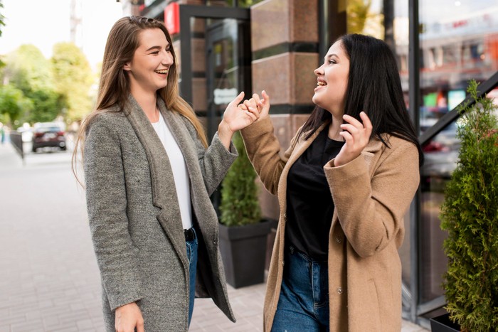Perempuan berkelas tidak akan asal bicara. Mereka sangat berhati-hati dalam memilih kata dan cara menyampaikan pesan agar tidak menyinggung lawan bicara.