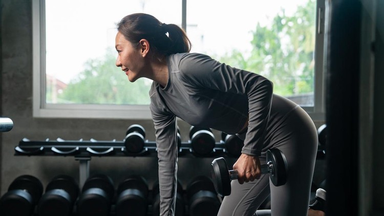 Ilustrasi olahraga di gym Healthy Asian athlete woman in sportswear workout exercise weight lifting dumbbell at fitness gym. Strong female do body building muscle weight training at sport club. Health care motivation concept