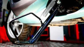 Risiko Matikan Mesin Motor Pakai Standar Samping, Fungsinya Bukan Itu