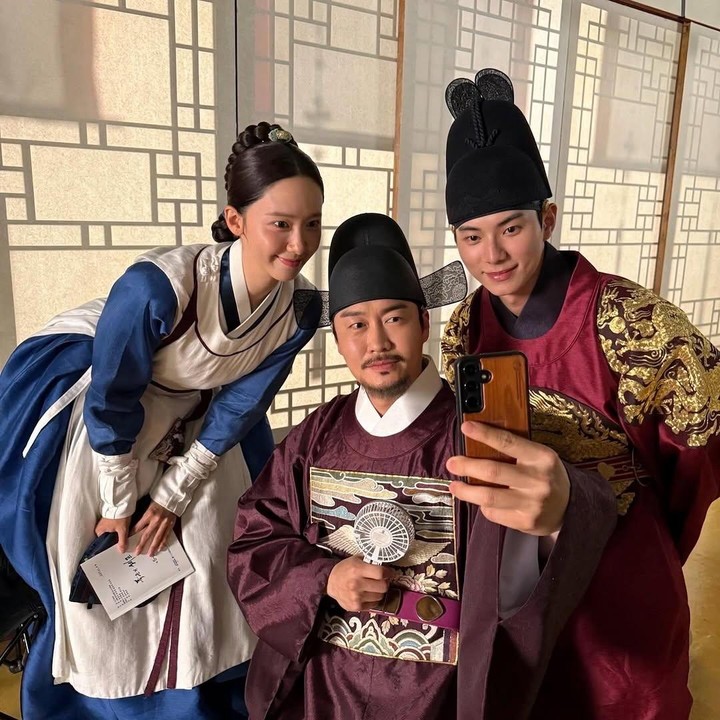 <p>Pemeran Ji-yeong, Raja Lee heon, dan pangeran Jesan berkumpul bersama dan tersenyum lebar ke arah kamera. Dari sini, kita bisa tahu kalau hubungan para pemainnya tidak hanya sebatas rekan kerja, tetapi sudah seperti sahabat.&nbsp;(Foto: Instagram @l.c.m____)</p>