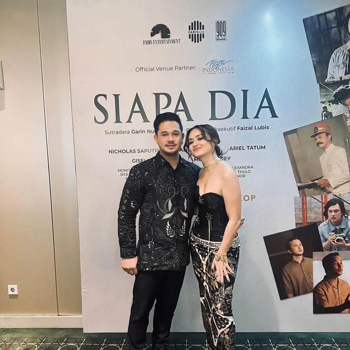 <p>Aktris Joanna Alexandra mulai go public dengan kekasihnya Immanuel Christover. Bunda empat anak ini sering membagikan potret kebersamaannya dengan sang kekasih di media sosial. Baru-baru ini, Immanuel terlihat datang ke premier film musikal <em>Siapa Dia</em> untuk memberikan dukungan kepada Joanna yang kembali ke layar lebar. (Foto: Instagram @joannaalexandra)</p>