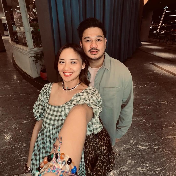 <p>Dalam salah satu unggahan foto bersama Immanuel, Joanna mengungkap perasaan bahagianya karena bisa bertemu dengan sang kekasih. Perempuan kelahiran Jakarta ini juga mengungkap rasa cintanya. "Kamu adalah <em>plot twist</em> favoritku. Terima kasih sudah tetap kuat, aku cinta kamuuu!" tulis Joanna. (Foto: Instagram @joannaalexandra)</p>