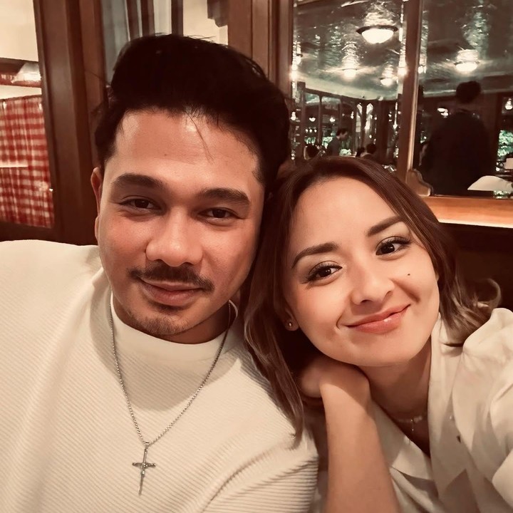 <p>Jalinan asmara Joanna dan Immanuel mulai diketahui publik pada Mei 2025. Joanna mengunggah fotonya bersama sang kekasih di Instagram. Namun, saat itu perempuan 38 tahun ini masih menyembunyikan identitas sang kekasih. (Foto: Instagram @joannaalexandra)</p>