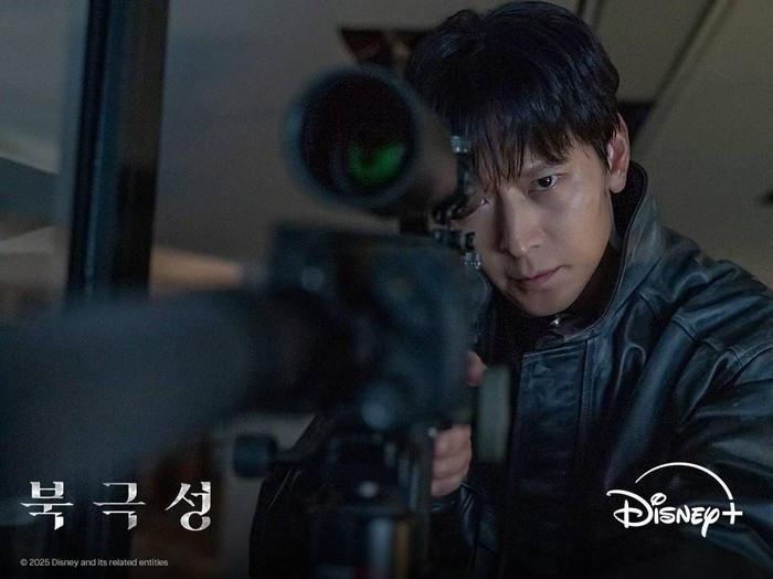 Drama Tempest sendiri disutradarai oleh Kim Hee Won yang sukses dengan proyek sebelumnya seperti Queen of Tears dan Vincenzo. Tidak kalah ketinggalan, ada Heo Myung Haeng sebagai co-director yang pernah terkenal lewat film laganya seperti The Outlaws 4./ Foto: X.com/DisneyPlusKR