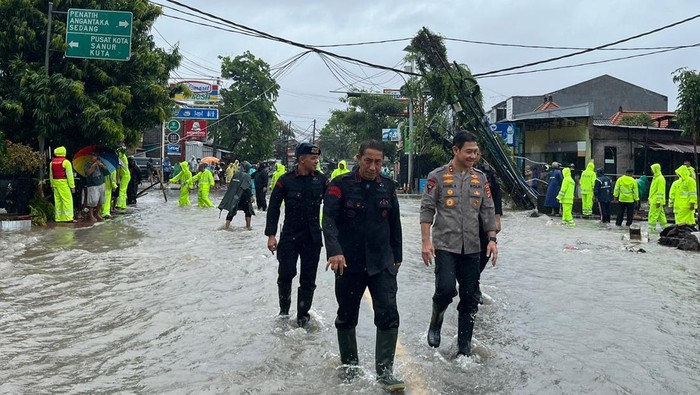 Kapolda Bali memantau penanganan banjir di wilayah Denpasar dan Badung, Rabu (10/9/2025). (Foto: Dok. Polda Bali)