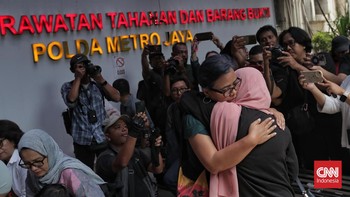 FOTO: Ramai-ramai Aktivis Temani Keluarga Jenguk Delpedro