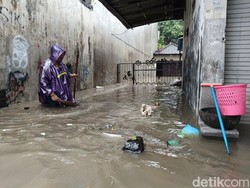 Penghuni Kos Panik Air Setinggi Paha Rendam Kasur hingga Motor