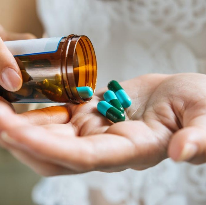 Sebagian besar obat harus dibiarkan pada suhu ruangan, tetapi mobil jarang berada pada suhu tersebut saat tidak digunakan. Secara umum, sebagian besar obat harus disimpan pada suhu 59 hingga 77 derajat F di tempat sejuk, kering dan jauh dari sinar matahari.