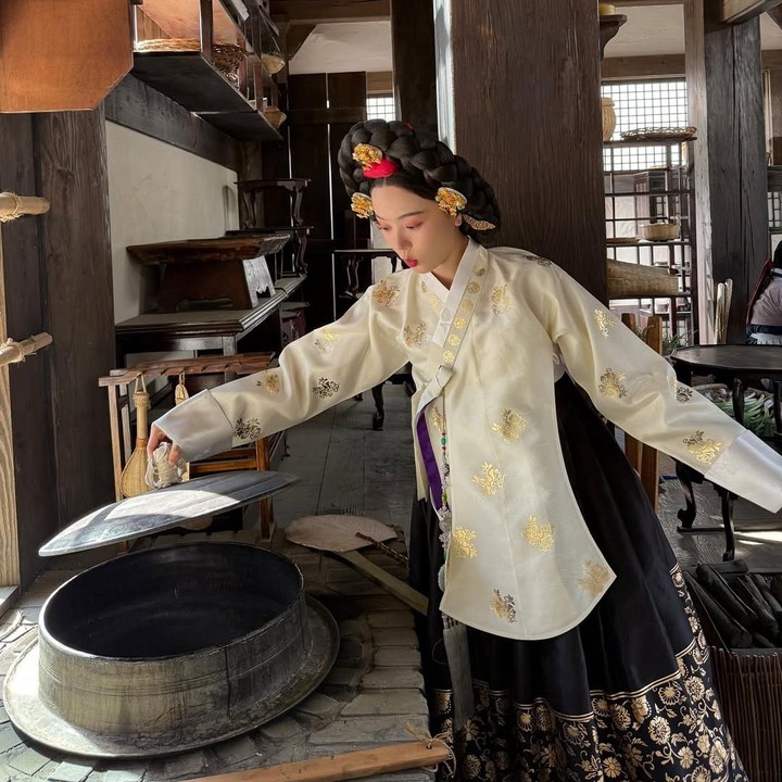<p>Pemeran Mok-joo sedang berpose di dapur yang berdesain tradisional Korea, seolah siap memasak hidangan istimewa. Penampilannya yang memukau ini bikin kita makin penasaran sama perannya di drakor <em>Bon Appetit, Your Majesty!</em> (Foto: Instagram @k_hanna_)</p>
