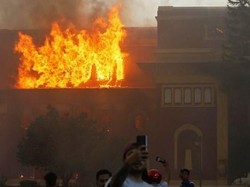 Brutal! Demonstran Pukuli Menlu Nepal-Menkeu Dikejar Massa