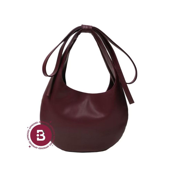 Orby Shoulder Bag dari Nubuk Bags hadir dengan bentuk bulat dengan aksen pita di bagian tali. Kesannya jadi modern, stylish, menggemaskan, tapi tetap minimalist with a twist.