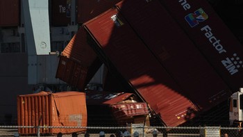 FOTO: 67 Kontainer Kargo Jatuh ke Laut, Barang dari China Berhamburan