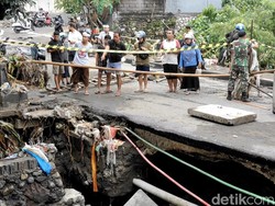 Akses ke Tanah Lot via Kerobokan Ditutup Total, Jalan Ambrol Diterjang Banjir