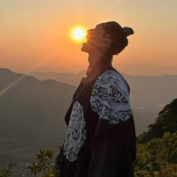 <p>Potret ini estetik banget! Pemeran Raja Lee Heon terlihat gagah dan memesona, menikmati pemandangan matahari terbenam di atas gunung. Aura yang terpancar dari potret ini bikin kita semangat nonton Bon Appetit, Your Majesty.&nbsp;(Foto: Instagram @l.c.m____)</p>