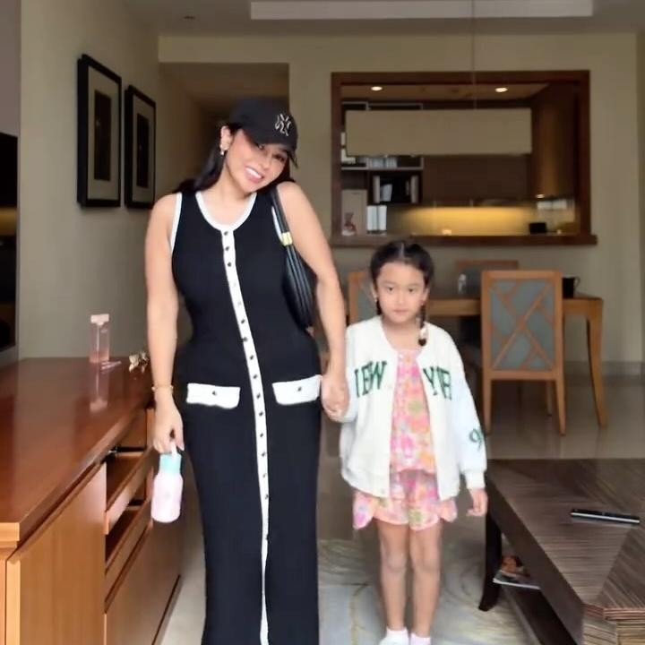 <p>Gewa Atlana Syamayim Latuihamallo atau akrab disapa Gewa merupakan anak semata wayang mendiang Glenn Fredly dan Mutia Ayu kini. Tumbuh menjadi gadis yang cantik, Gewa kini makin lihai bergaya dan berpose bak model cilik. (Foto: Instagram @mutia_ayuu)</p>