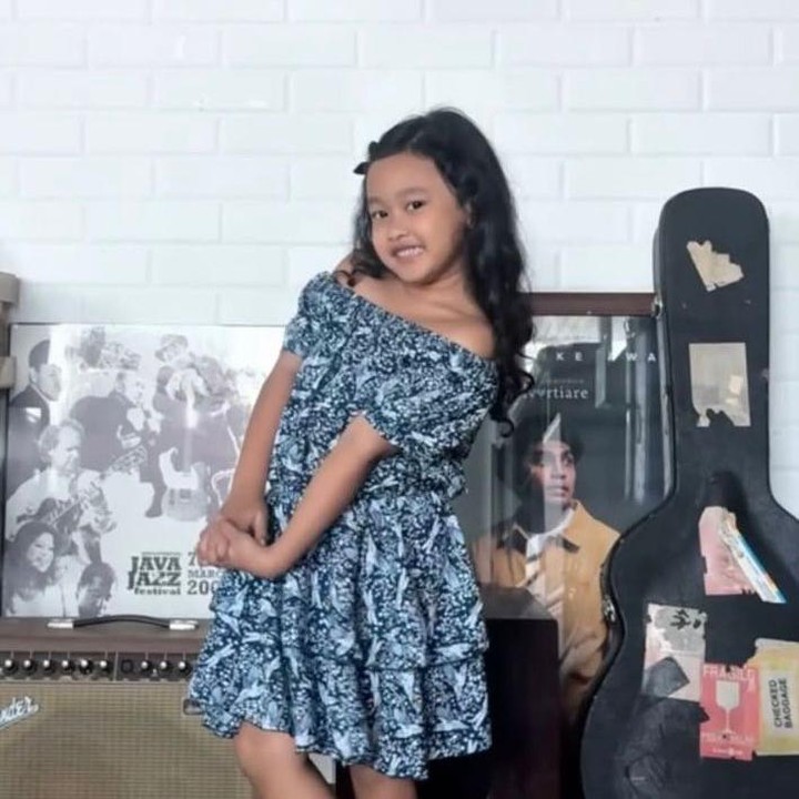 <p>Dalam salah satu unggahan, Gewa tampak percaya diri mengenakan <em>dress</em> sabrina, gaya manisnya sukses curi perhatian. Gayanya yang natural dan ekspresif bikin siapa pun yang melihatnya ikut salah fokus. (Foto: Instagram @mutia_ayuu)</p>