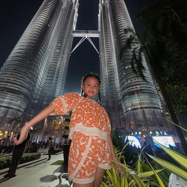 <p>Ketika liburan ke Malaysia, Gewa tampil super <em>stylish</em> dengan rambut dikepang dua dan <em>outfit</em> setelan berwarna oranye saat berpose di Twin Towers. Gayanya yang kece abis ini sukses bikin netizen <em>auto</em> terpesona. (Foto: Instagram @mutia_ayuu)</p>