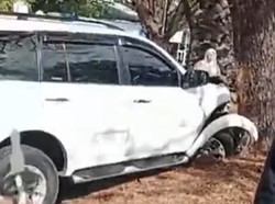 Pria Berkerudung Curi Mobil Pegawai Bandara Makassar Berujung Tabrak Pohon