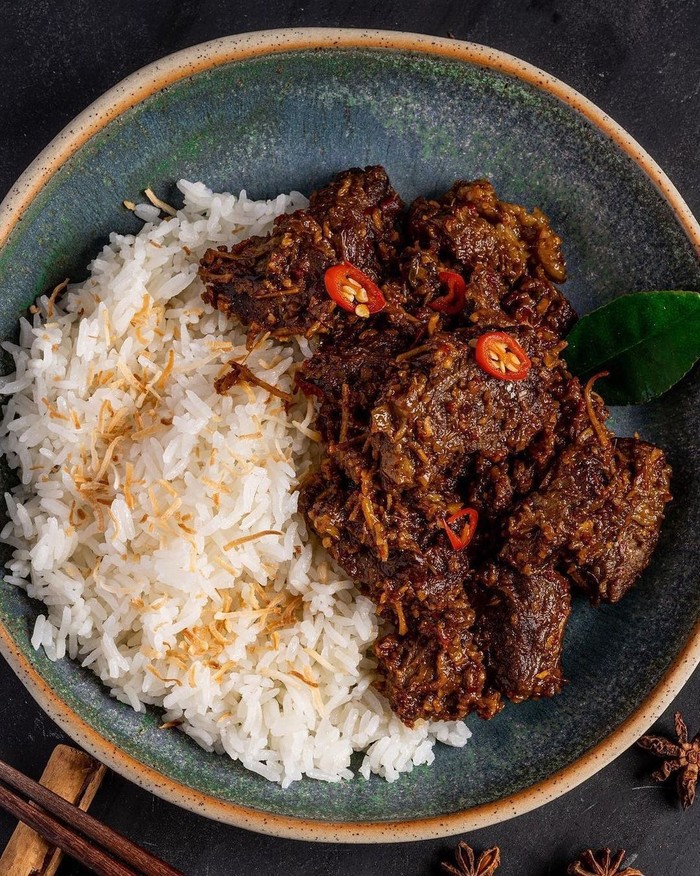 Proses memasak rendang juga memiliki filosofi. Proses memasak yang panjang berarti kesabaran dan ketekunan/Foto: pinterest.com/HelenDo