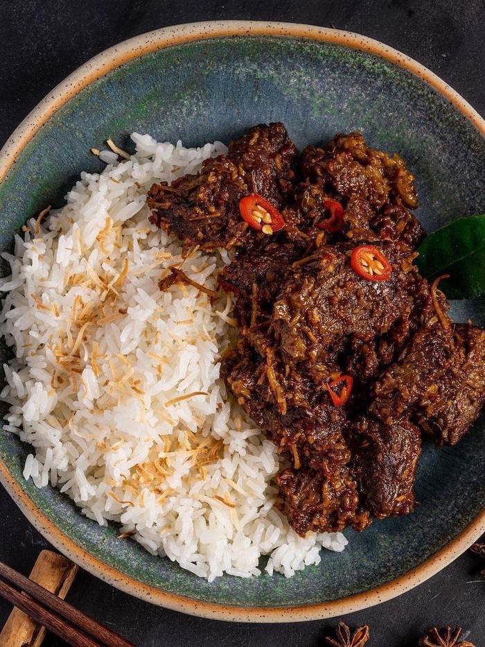 Proses memasak rendang juga memiliki filosofi. Proses memasak yang panjang berarti kesabaran dan ketekunan/Foto: pinterest.com/HelenDo