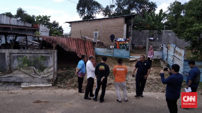 Puluhan rumah warga di Kelurahan Tanjung Buntung, Kecamatan Bengkong, Kota Batam, Kepulauan Riau, rusak akibat diterjang angin puting beliung.