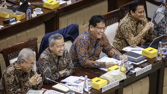 Menkeu Purbaya mempertanyakan Komisi XI DPR yang bermitra dengan Kemenkeu selama ini karena tak mengatasi salah kebijakan fiskal-moneter.